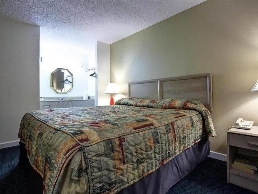 Americas Best Value Inn - Port Jefferson Station - Long Island Extérieur photo